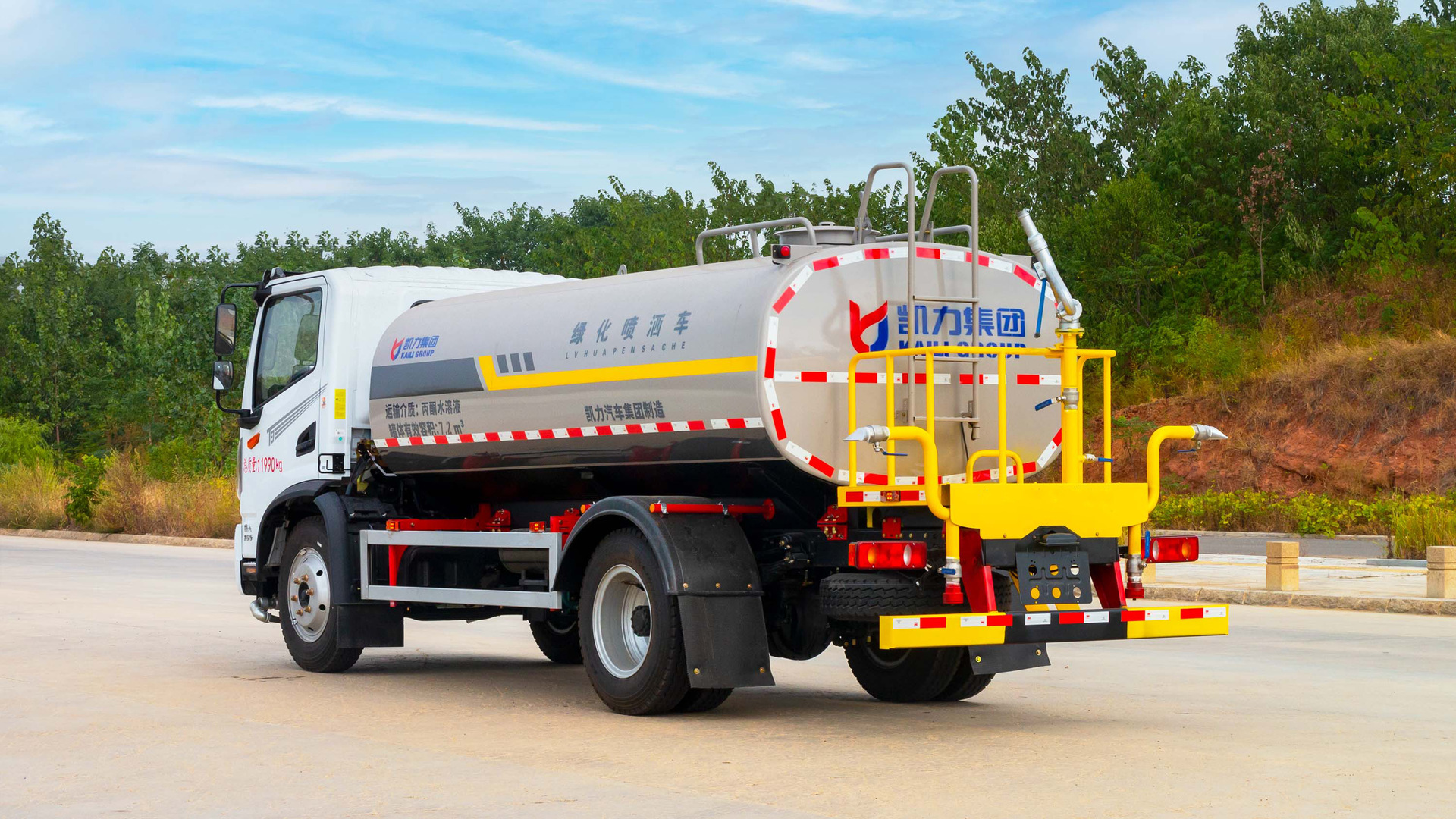 New Huashen T3 Sprinkler Truck-9.3 Square Meters, Garden Greening, Sprinkling and Spraying, Dust Reduction on Construction Sites