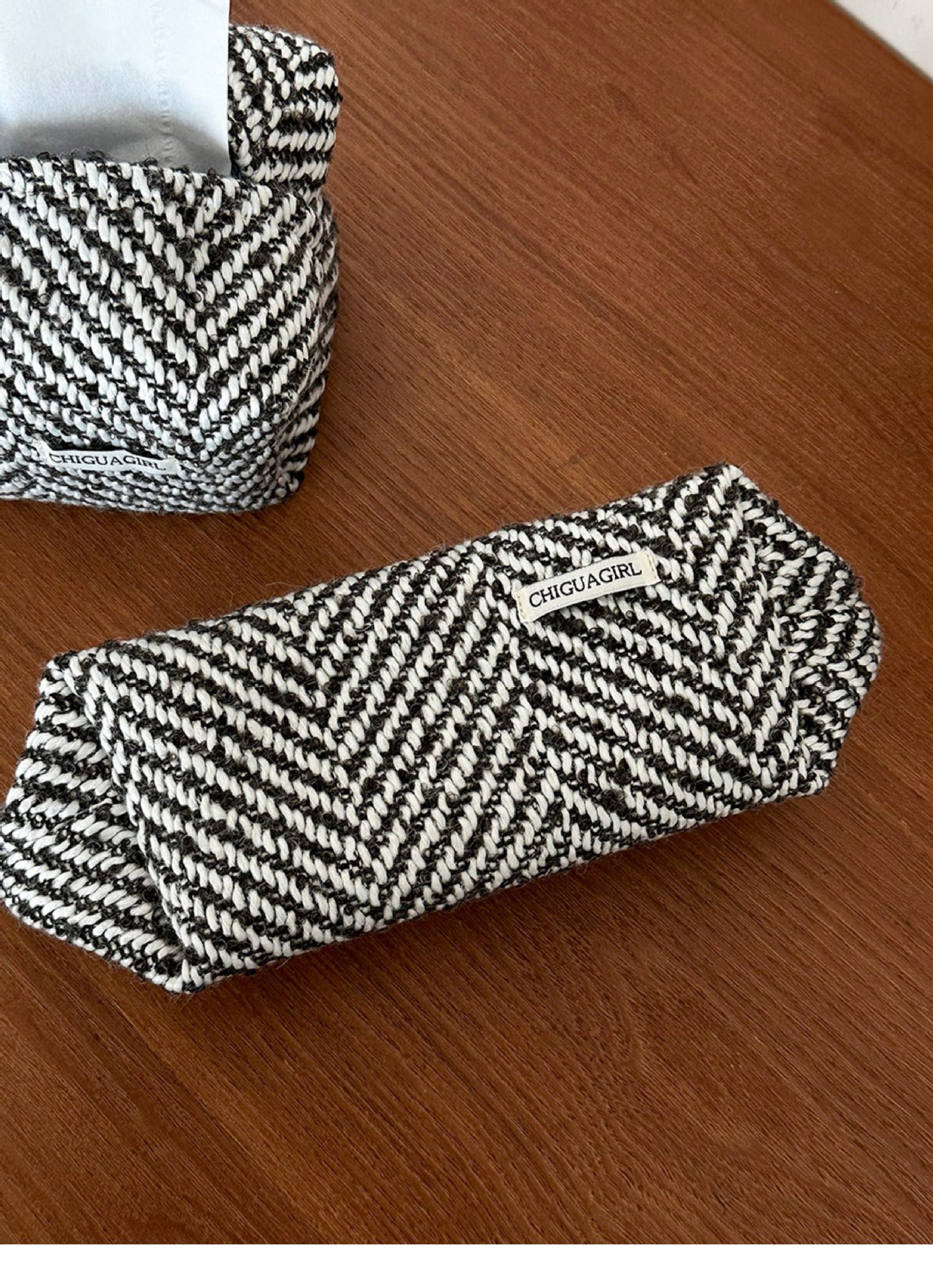 Vintage-style fabric tissue box for home, living room, and car use, high-end light luxury tissue bag, napkin cover, desktop tissue box
