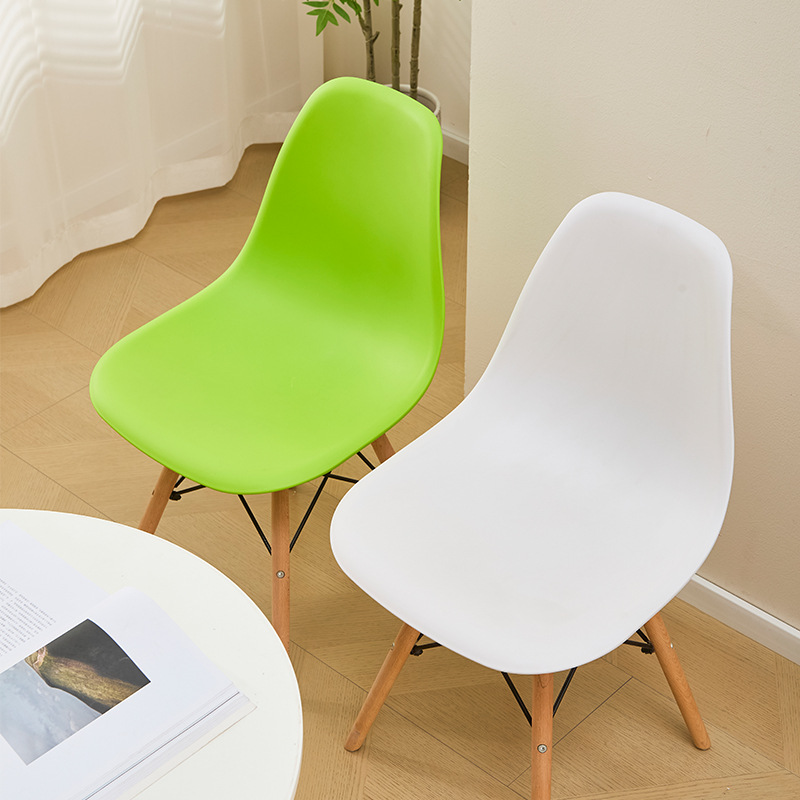 Sillas de plástico de piernas de madera de color sillas de comedor de estilo simple sillas de comedor de restaurantes hoteles sillas de conversación de relajación fabricantes