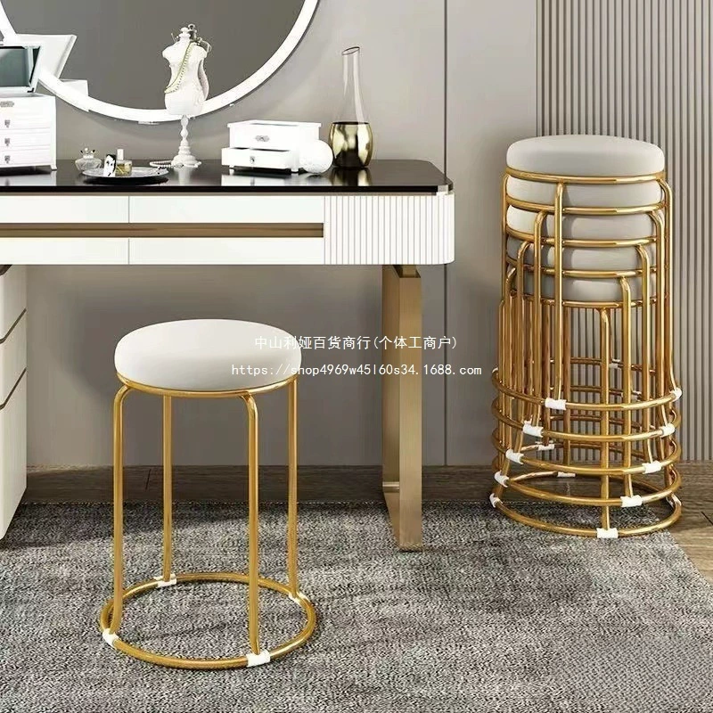 Табуреты для домашнего использования, штабелируемые круглые табуреты, легкие роскошные запасные маленькие табуреты, известные в Интернете табуреты для обеденного стола, современные минималистичные скамейки.