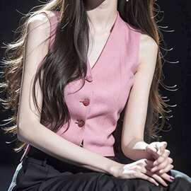 法式v领粉色马甲背心女设计感2026夏季独特别致漂亮小衫无袖上衣
