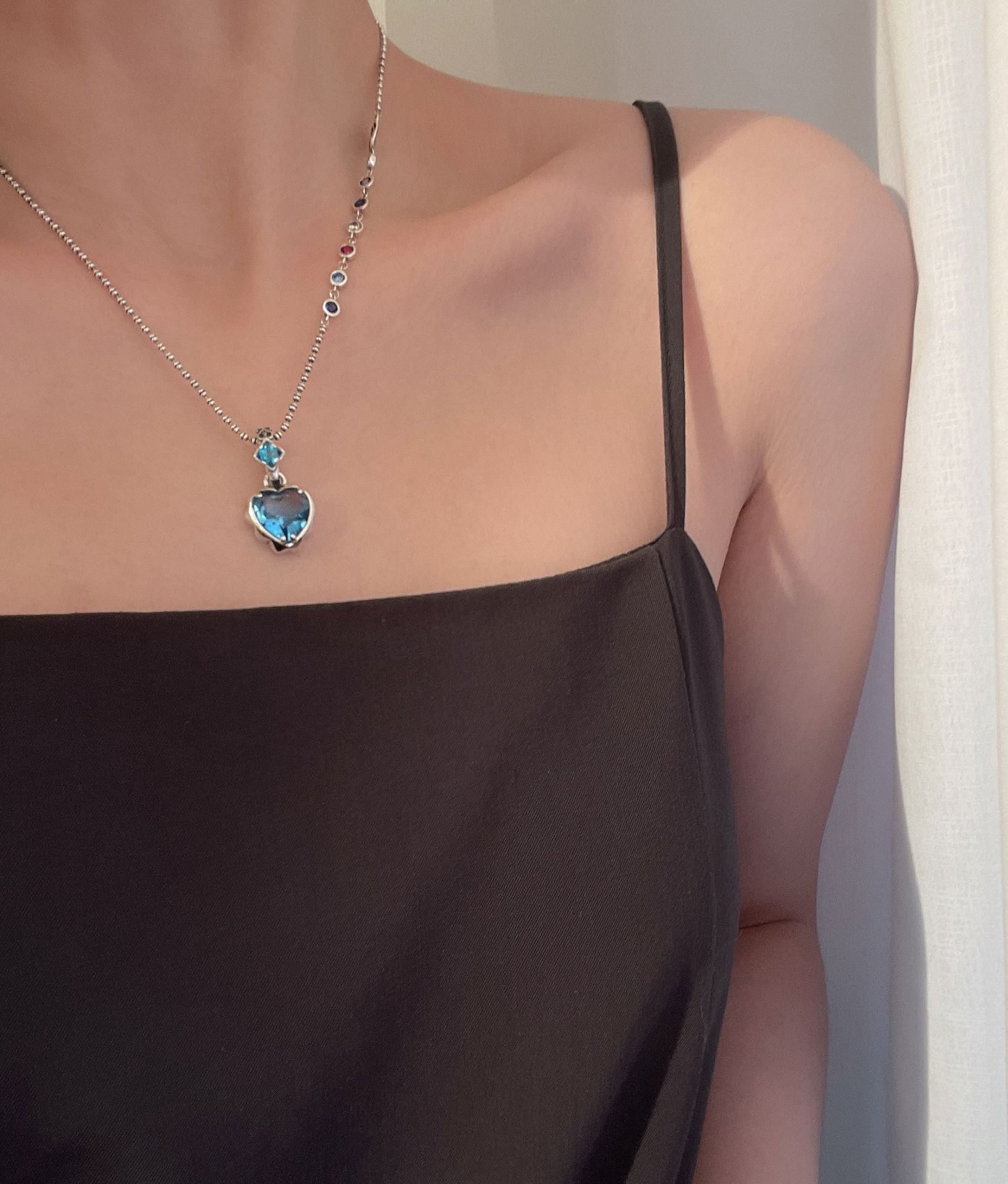 Collana con ciondolo a forma di torta con zirconi blu e argento, catena per clavicola da donna, design di nicchia leggero e lussuoso, avanzato 2022_voghion.com