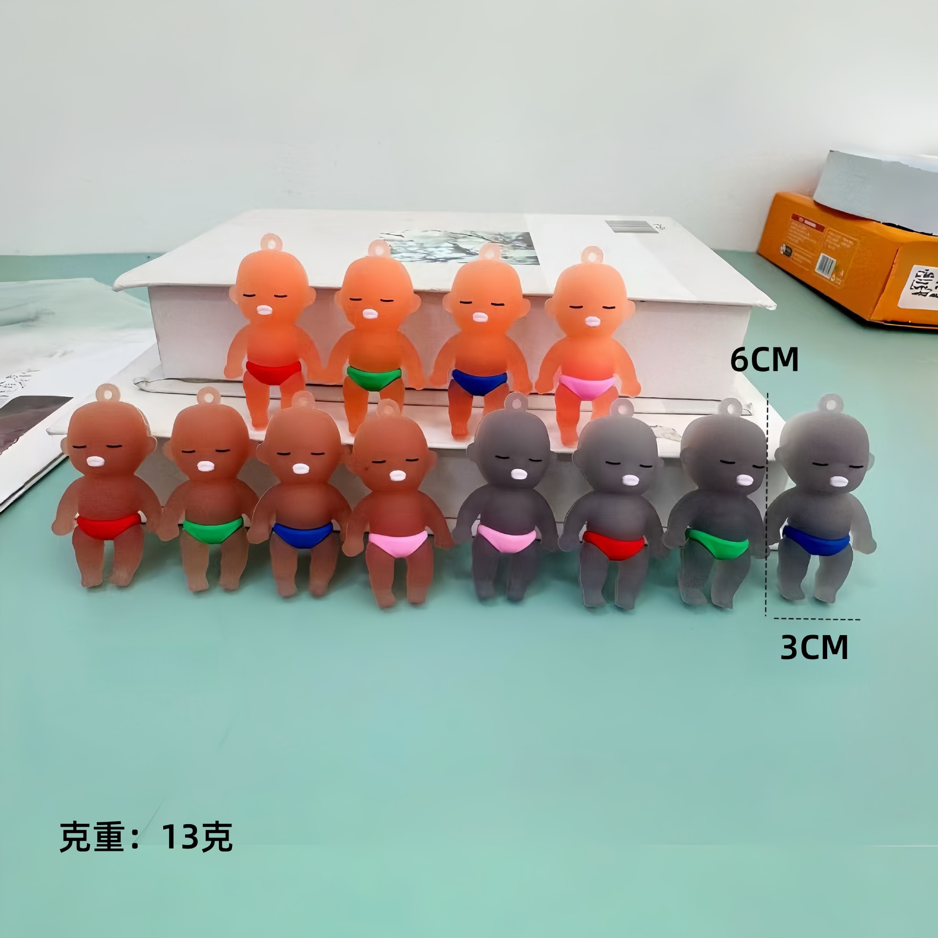 Explosiones transfronterizas decoloridas llaveras de PVC muñecas de goma suave con colgantes creativos de automóviles decolorados por UV