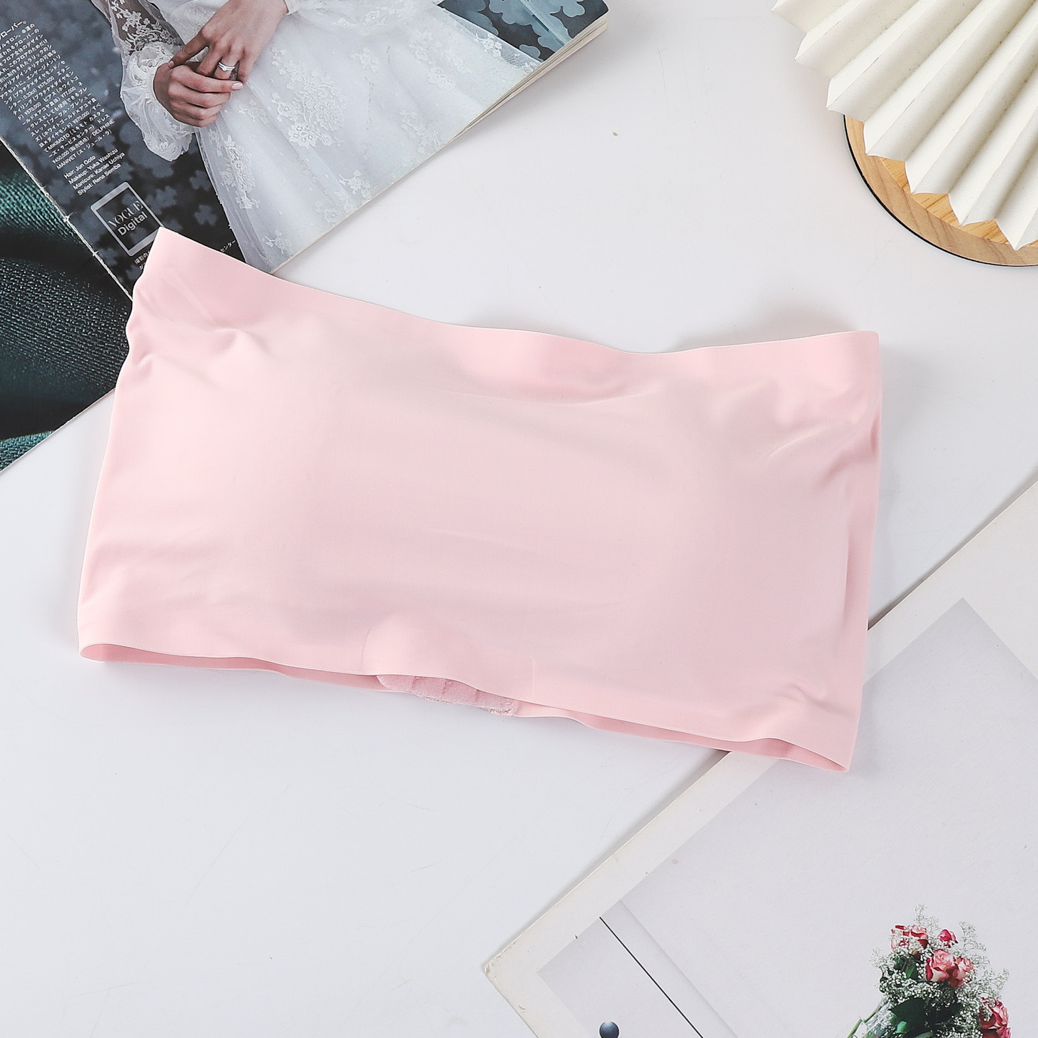 Suministro directo de fábrica de seda de hielo sin costuras de cuatro breasted sujetador sin tirantes de una palabra pecho con almohadilla de pecho anti-exposición tubo superior para las mujeres