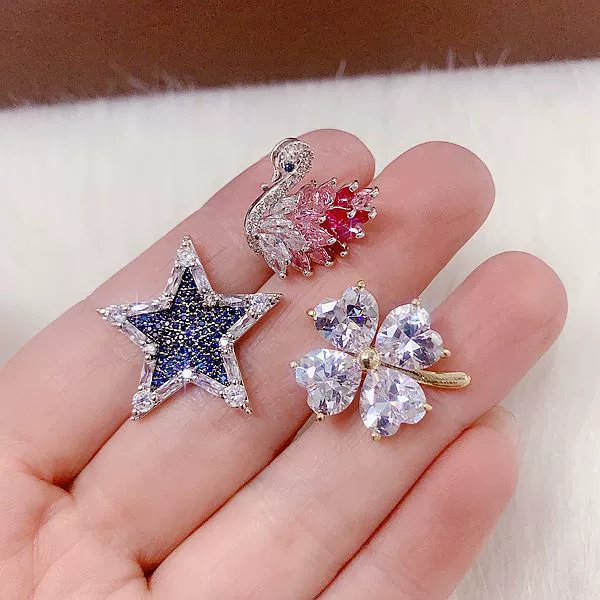 Small brooch with zircon, protective underware, pin with animals lapel pin, micro incrustation, light luxury style
