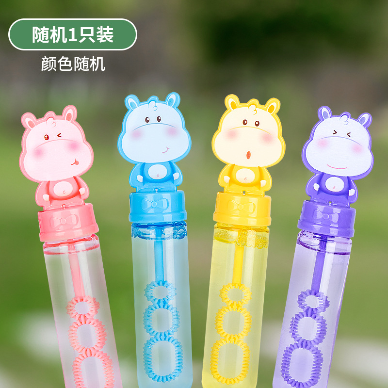 Varita de burbujas de panda de dibujos animados para que los niños la sostengan y hagan burbujas al aire libre en el parque.