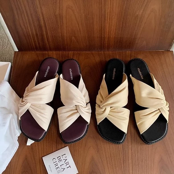 Виноградная мама с тем же сгибанием и изгибом квадратной головы с облаками и полутолщением женщины летом дикий комфорт с открытыми пальцами и плоское дно носить тапочки