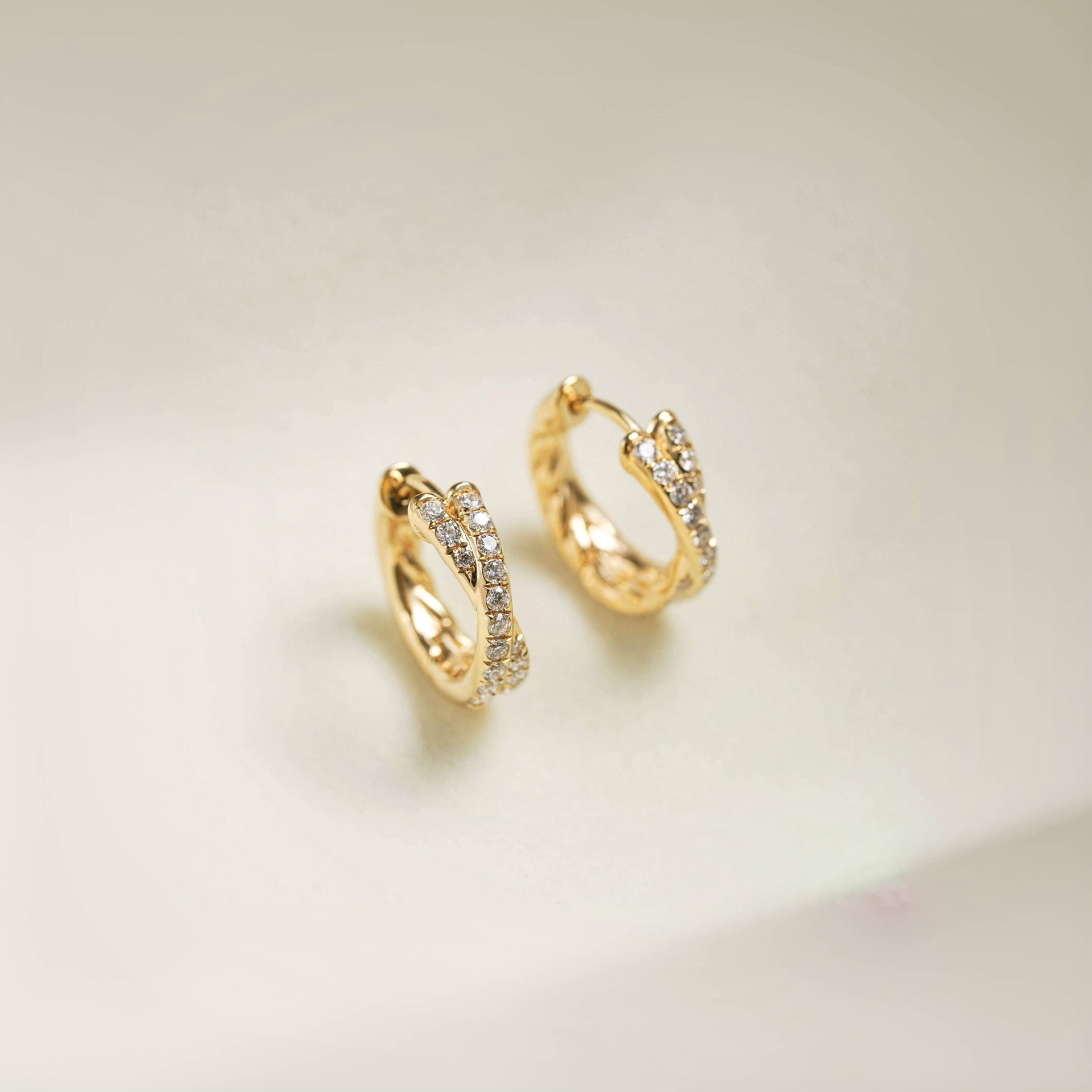 Eloch s925 plata esterlina de bajo lujo retro perforación de línea cruzada de diseño de perforación de orejas joyas de orejas para mujeres M05149