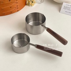 304ステンレスの木の柄に油をかけます。小鍋多機能ミニ熱油専用鍋で油を沸かします。