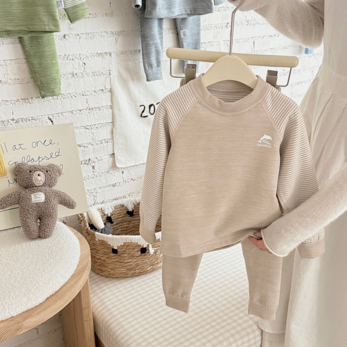 Otoño y invierno pijamas de niños sin hueso abrigo de otoño pantalones de otoño conjunto de lana seda rayas de hombro ropa doméstica para hombres y mujeres