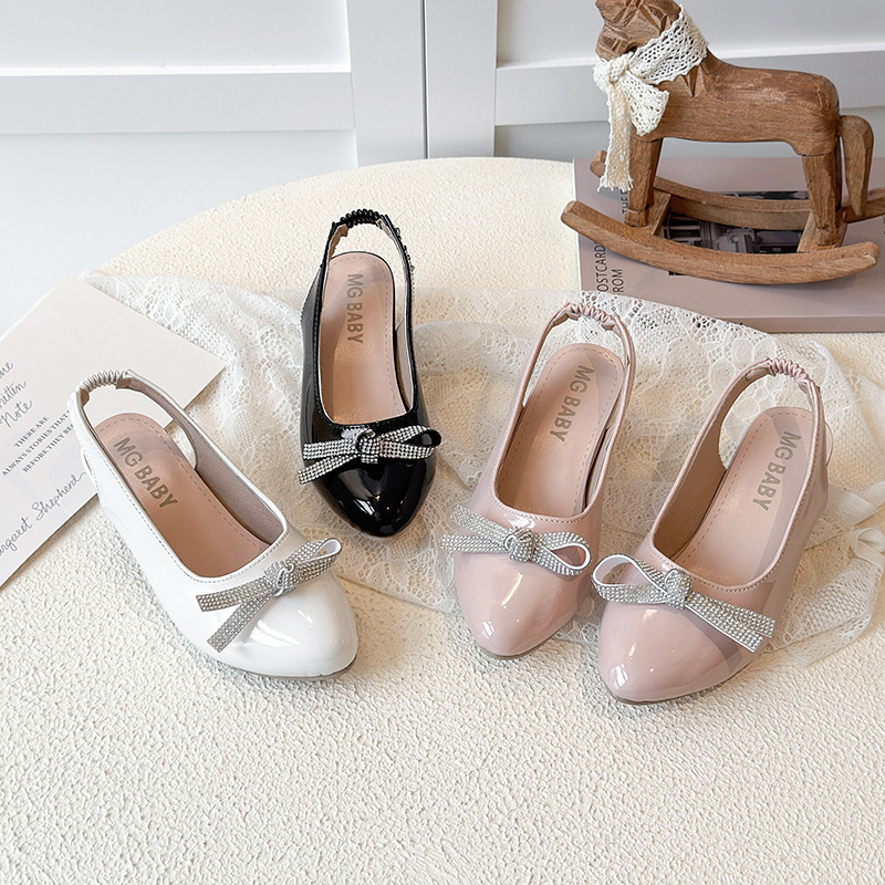 fashionable shoes pointed-toe