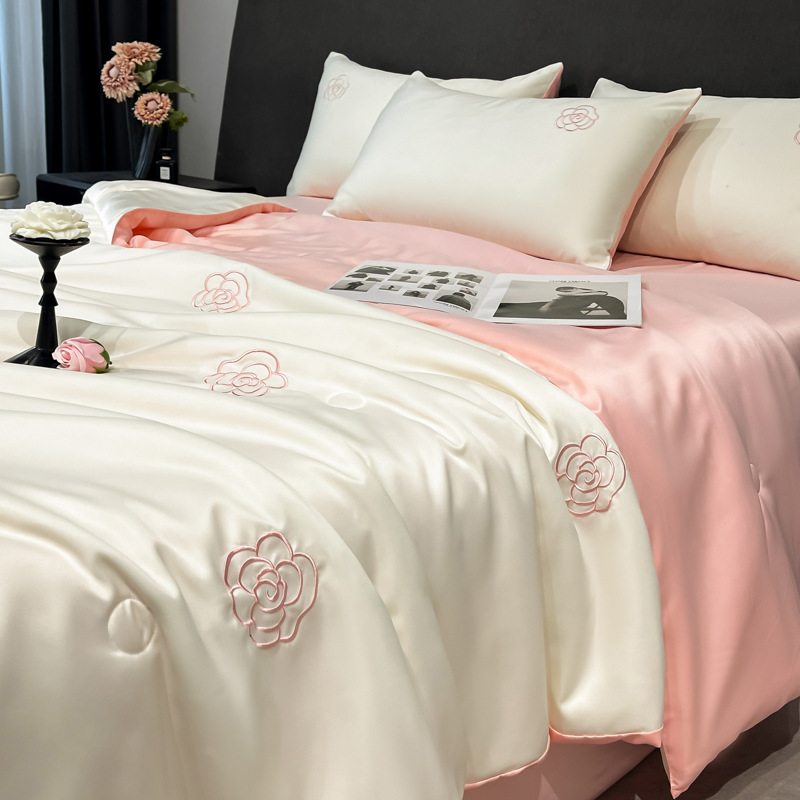 Juego de cuatro piezas de cama de edredón fresco de verano de seda helada 2025 nuevo juego de tres piezas de ropa de cama y sábanas individuales de verano de alta gama de lujo ligero