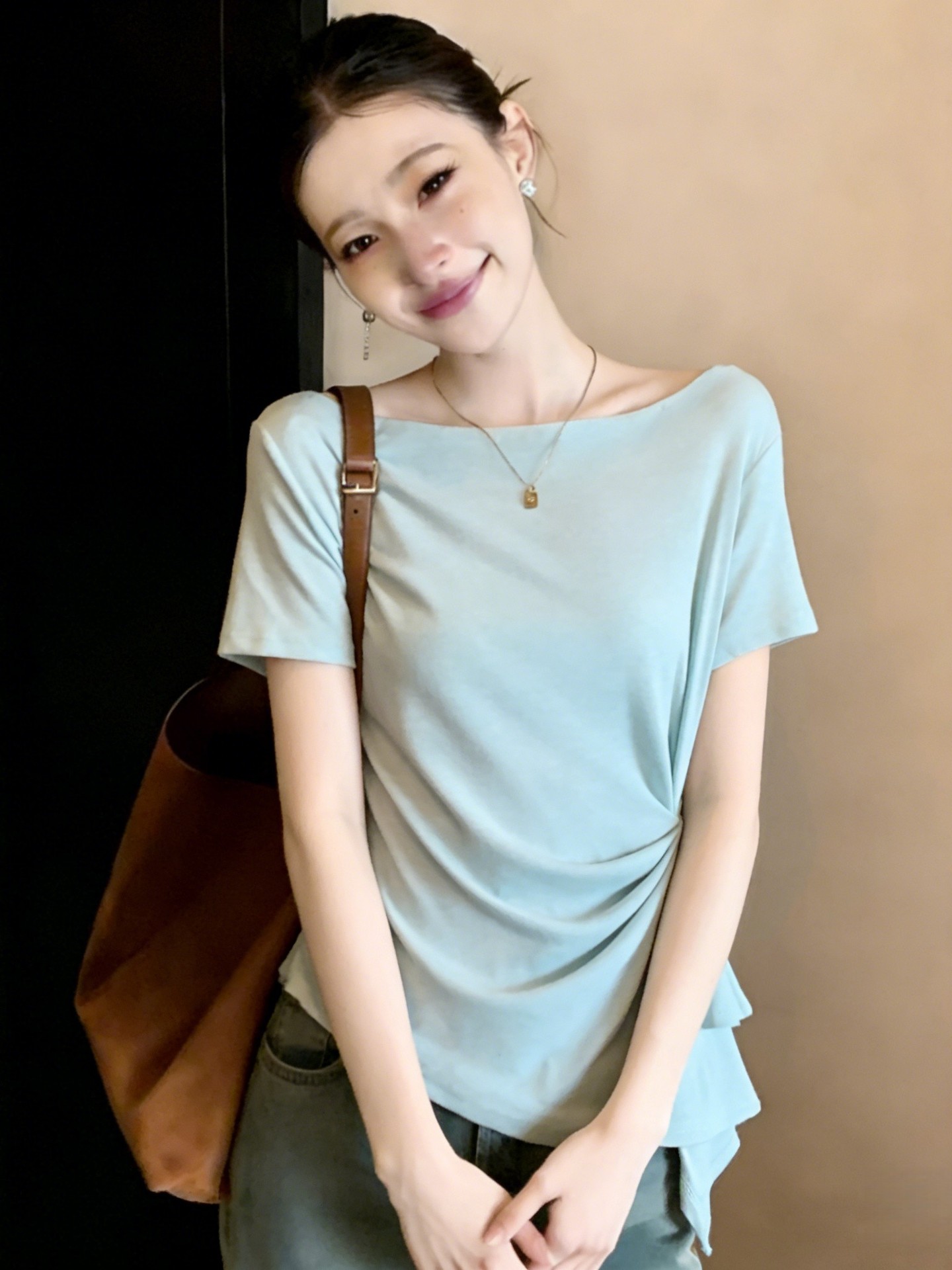 Áo thun nữ cổ yếm tay ngắn, phom rộng eo thắt, che bụng — màu đen