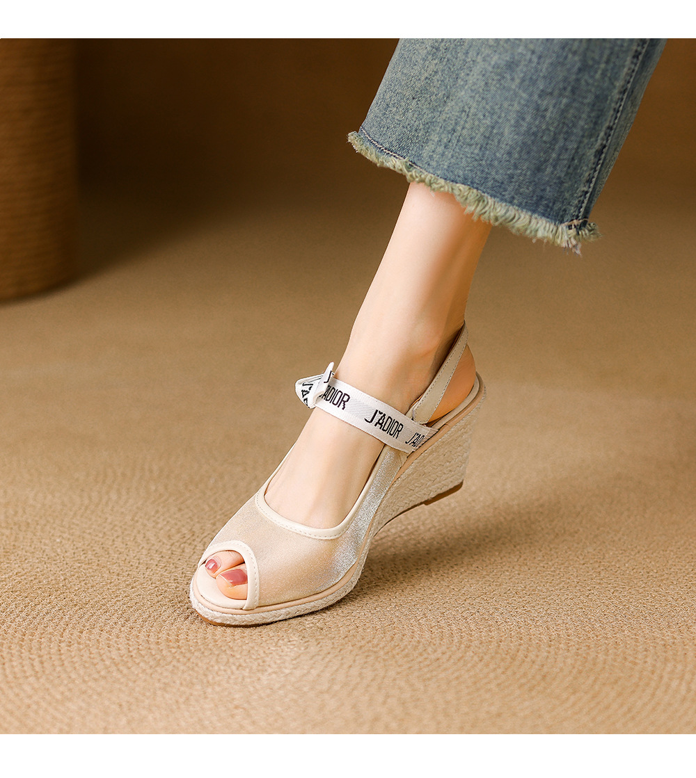 Sandal cao gót nữ hở mũi phong cách nghỉ dưỡng, đế xuồng đan rơm, quai một dây ngang, gót 9 cm — màu trắng ngà, chấm bi be chi tiết 5