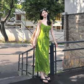 2026新款夏日新款荷叶边绿色碎花吊带连衣裙女夏三亚海边显瘦长裙