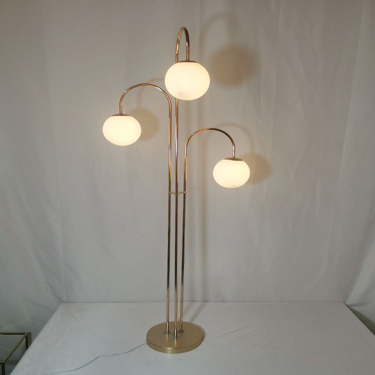 Nuevos apoyos de la boda Luz de plomo carretera de tres cabezas de hielo Barra de cristal de hierro Marco de plomo de carretera etapa de la boda de oro plomo Decoración