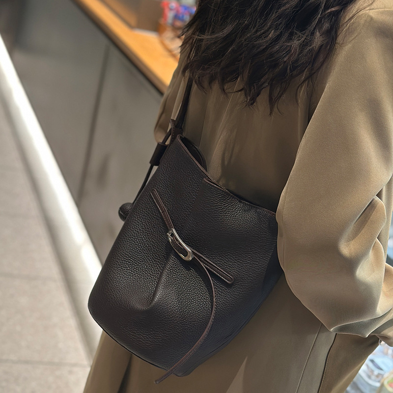 Women's Leather Bucket Shoulder Bag Simple Trendy Commuter Style_voghion.com