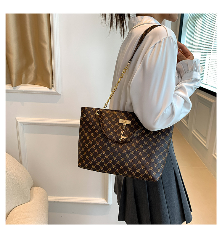 2024 New Large Capacity Bag Women's Bag Fashion Commuting Retro Chain Handheld Shoulder Bag Printed Tote Bag_voghion.com