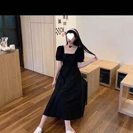 大码赫本风小黑裙女夏胖MM法式复古方领泡泡袖连衣裙显瘦气质长