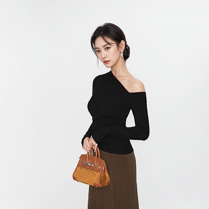 Small design black knitted fitted base body-friendly sweater