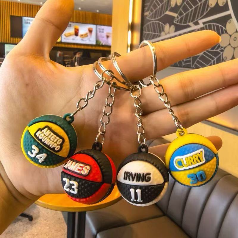 Creativo de fútbol llavero de goma blanda muñeca colgante jugador de fútbol pequeño colgante bolsos de baloncesto bolsos pequeños accesorios