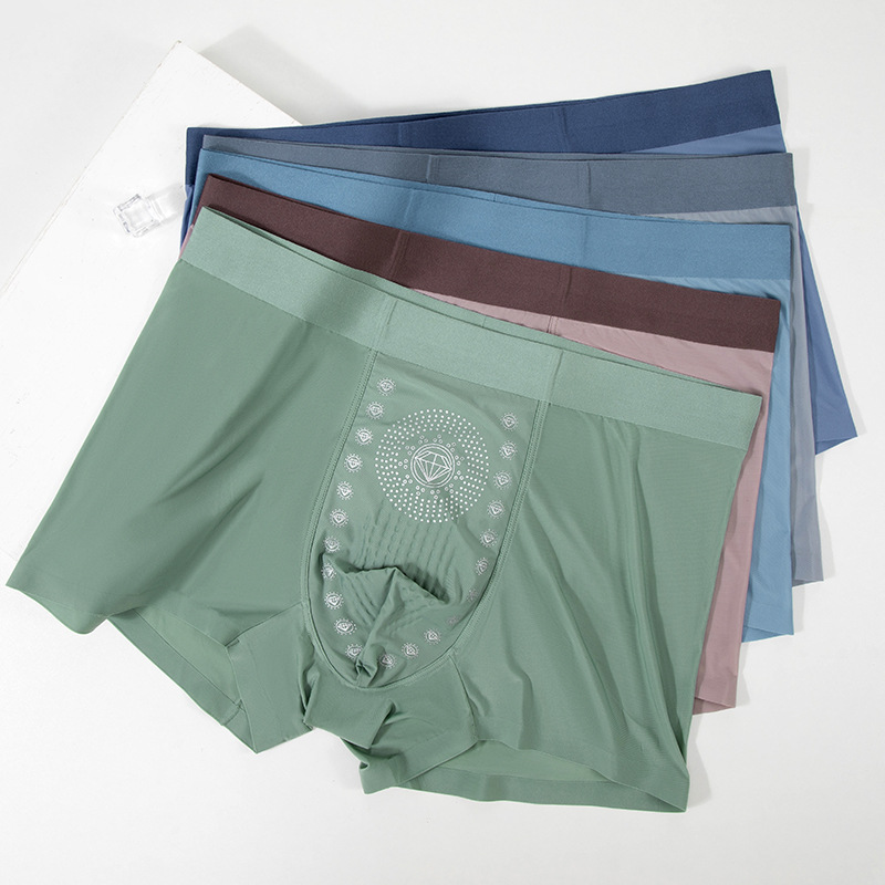 Ropa interior de seda de hielo para hombres pantalones cortos de cuatro esquinas transpirables sin costuras para niños 2025 nuevos pantalones boxer de primavera y verano al por mayor