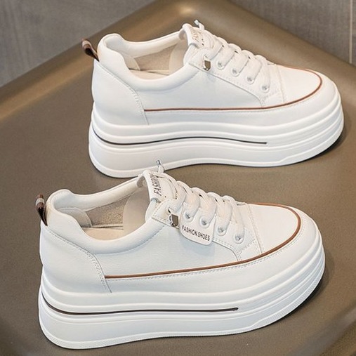 Zapatillas blancas de suela gruesa para mujer, primavera 2024, que aumentan la altura, zapatos de cuero versátiles, zapatillas de plataforma para mujeres pequeñas, resistentes al desgaste.
