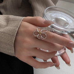 大衆のデザインは古いデイジーの花の指輪を作ります。女性はシンプルで高級感があります。