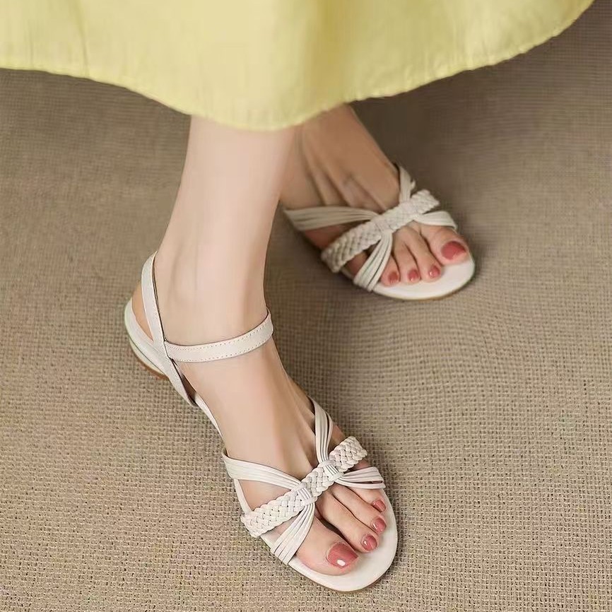 Coreano simple versátil trenzado 2026 verano nuevo tacones gruesos redondos dedos de cuero de hadas con sandalias