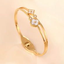 跨境批發欧美女高级感手饰不掉色饰品女式电镀金色老花钛钢手镯