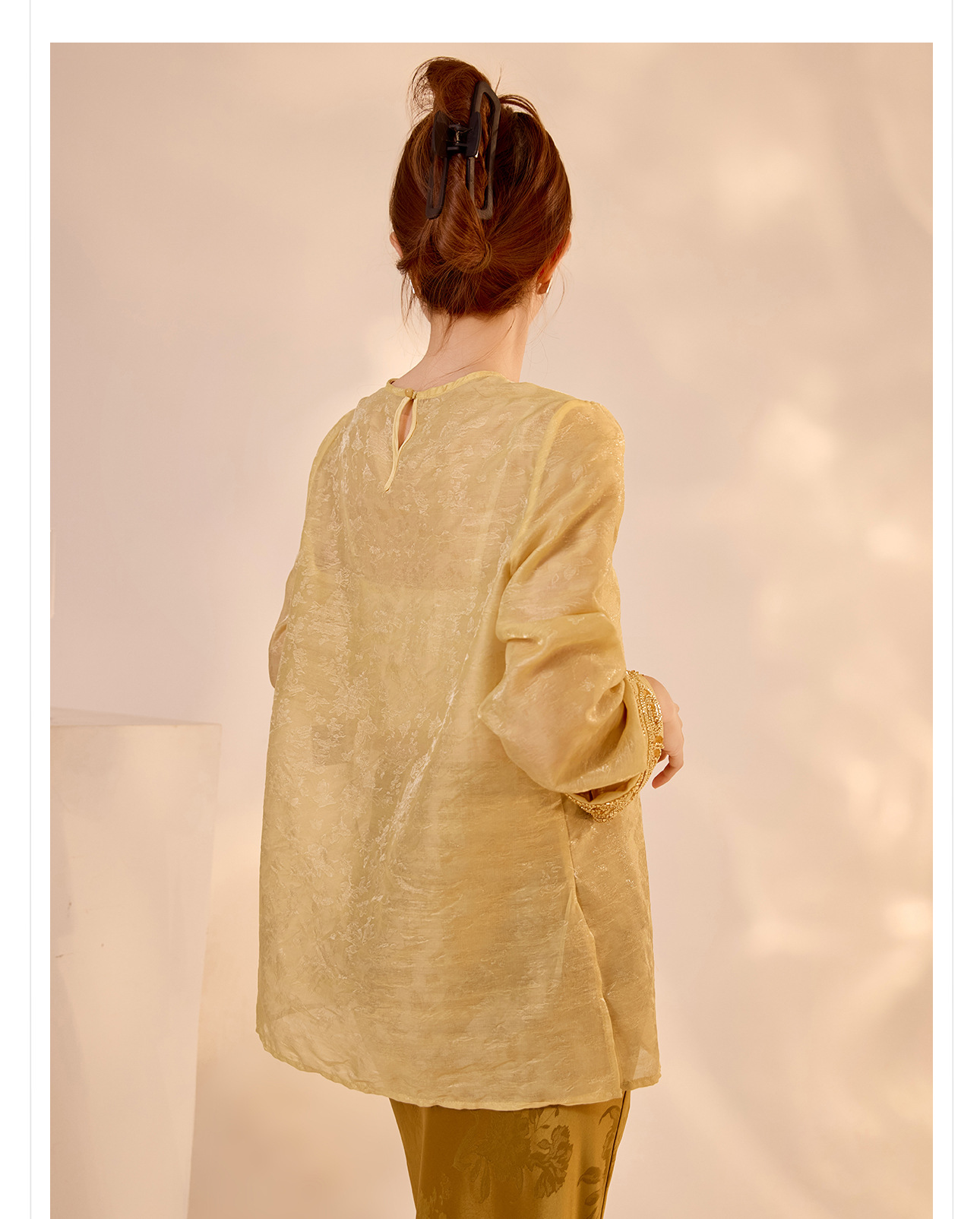Áo sơ mi nữ dài tay phong cách Trung Hoa mới, đính cườm thêu tay, chất liệu rayon mỏng nhẹ N2071 — Màu hồng, Màu trắng be, Màu vàng nhạt chi tiết 34