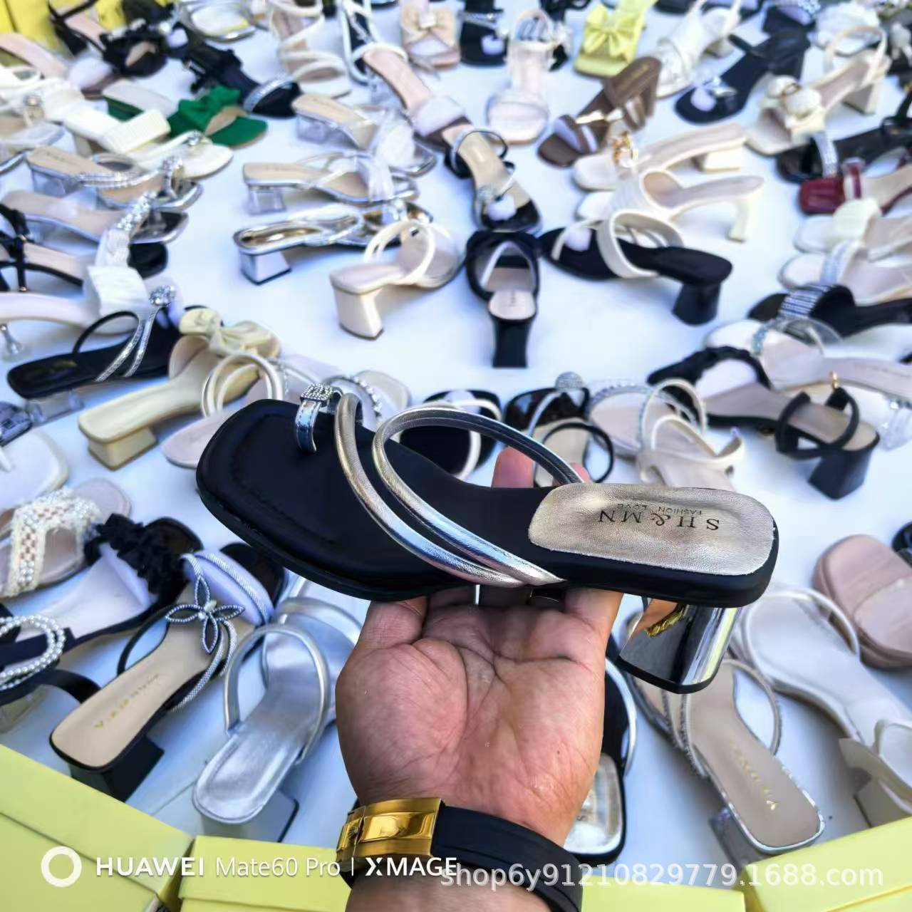 Tacones de cristal transparentes con sandalias de tacones altos de cabeza cuadrada nuevos dulces tacones gruesos rasgados con arco zapatillas de talón bajo Heel