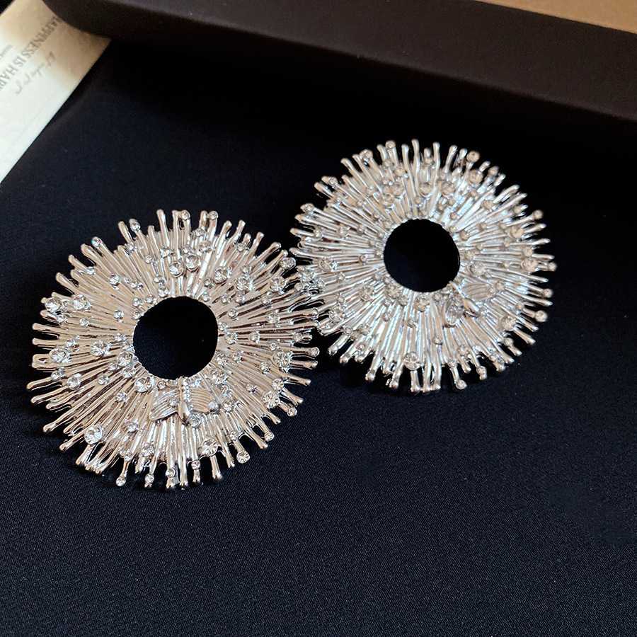 Collar redondo hueco de diamante de estilo europeo y americano ligero lujo nicho cadena de clavícula de alta calidad personalidad exagerada conjunto de joyería mujer