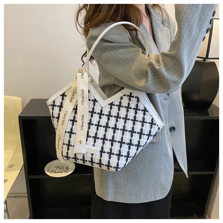 Fashion Handbag 2024 New Trendy Women's One Shoulder Large Capacity Plaid Scarf Tote Bag_voghion.com