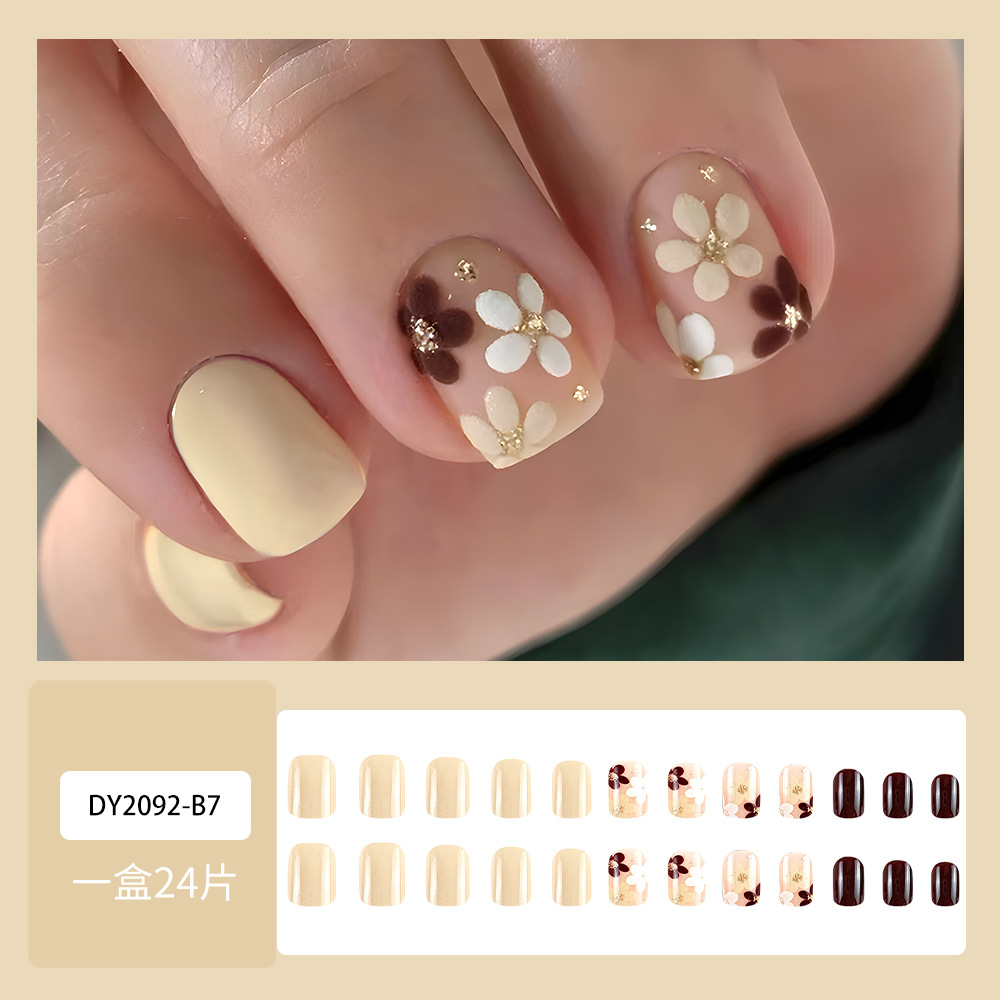Flor de tres colores simple, armadura corta, brillo dorado, uñas de moda, parche de uñas postizas de temperamento elegante