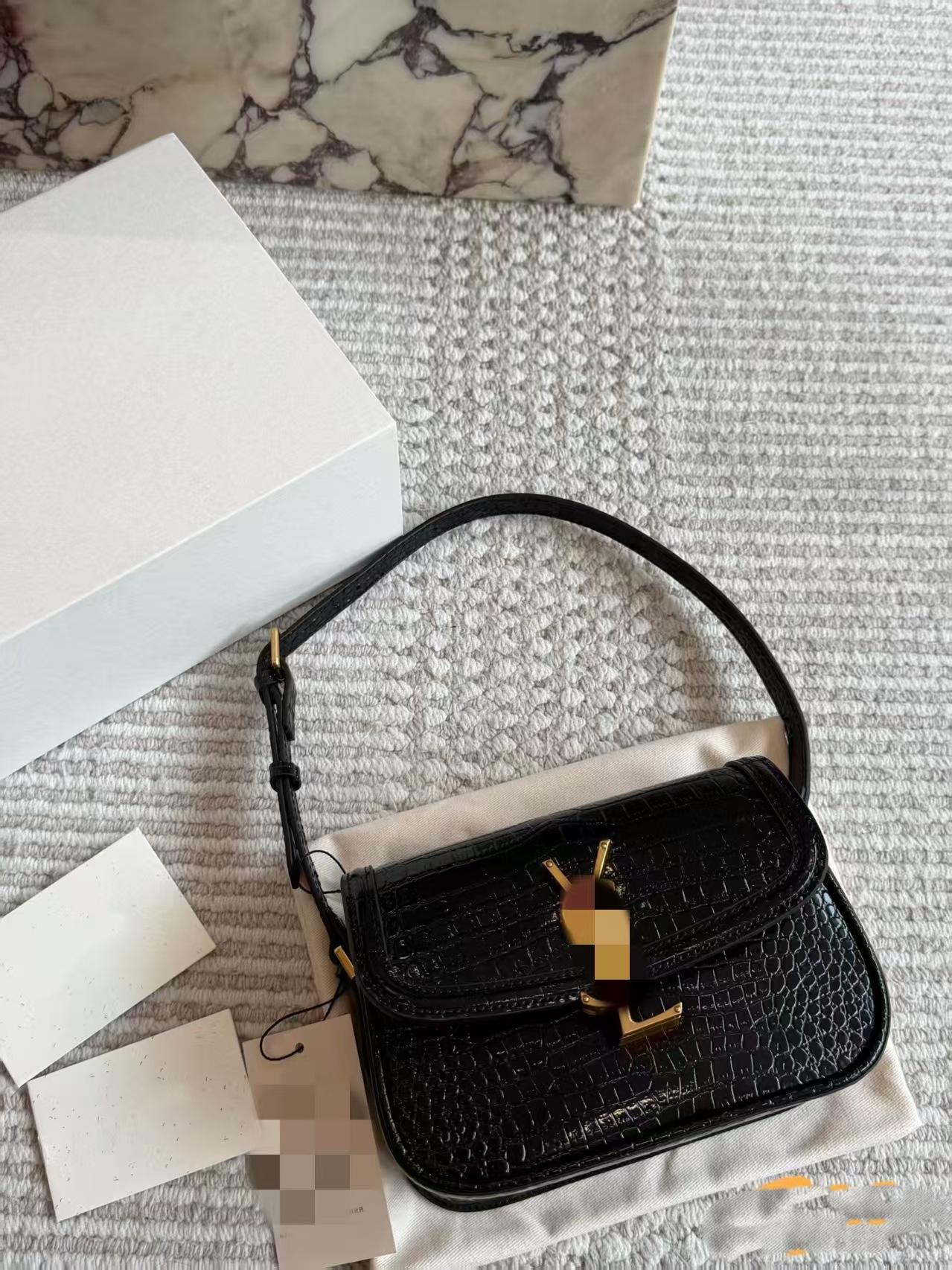 Qadın kiçik kvadrat çanta, yumşaq dəri, çiyin və qoltuq altı modeli