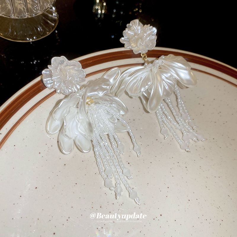 Pendientes de borla de flor de cristal artificial blanco puro con aguja de plata Pendientes de temperamento dulce y elegante Pendientes de sentido avanzado de nicho