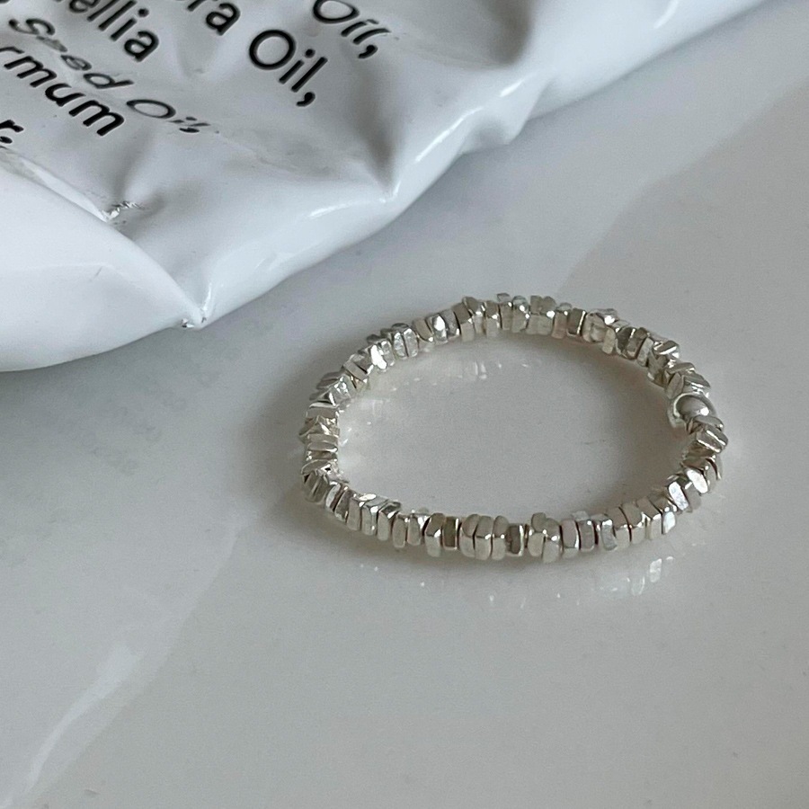 Anel feminino francês vintage, elegante e atemporal com contas geométricas de pérolas. Anel empilhável em prata S925, com design romântico e moderno._voghion.com