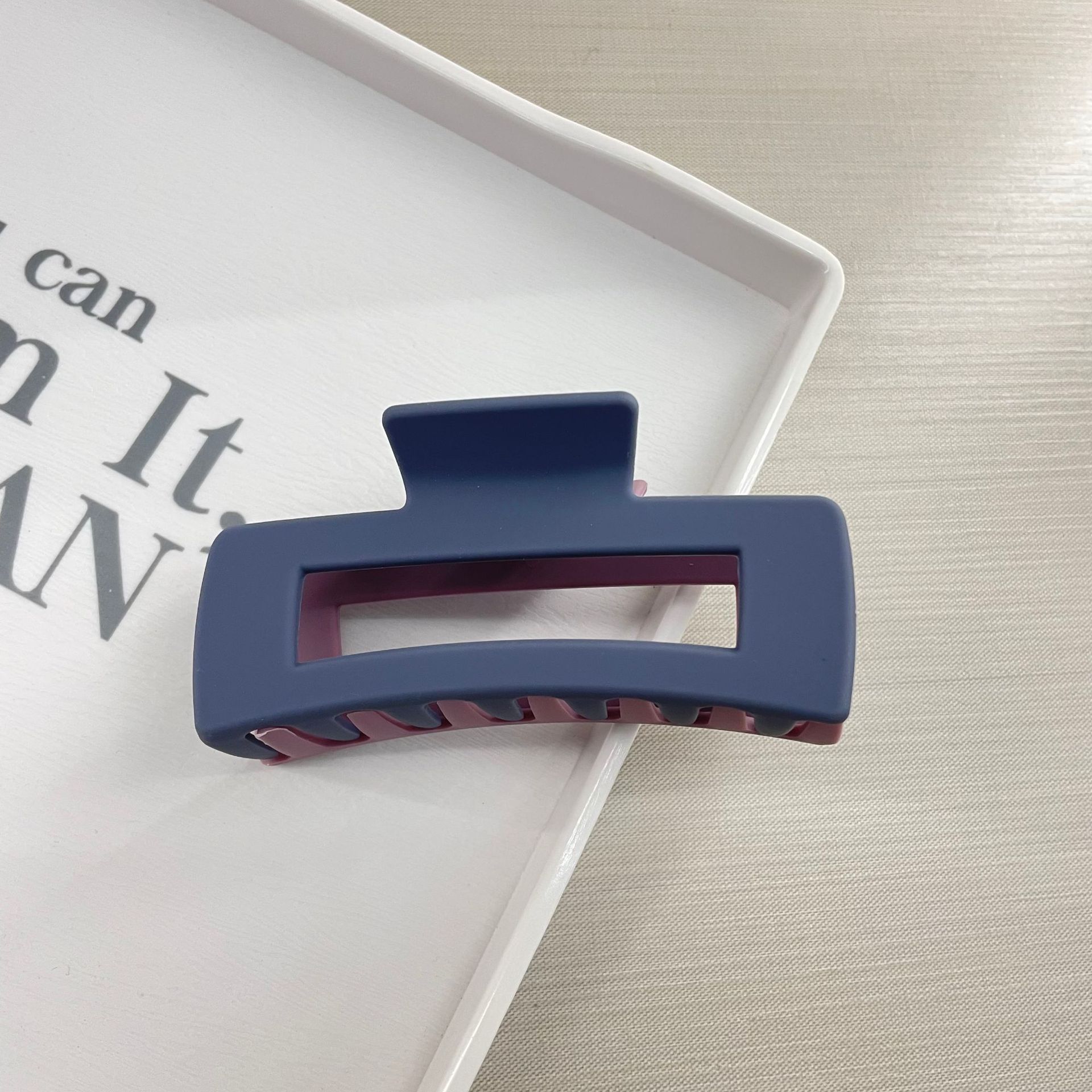 Oufeile superficie de dos colores AB textura esmerilada agarre cuchara trasera femenina alta Cola de Caballo tiburón clip accesorios para el cabello horquilla al por mayor