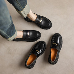 厚い底の楽福靴の女性の夏の本革の黒色は通勤します。