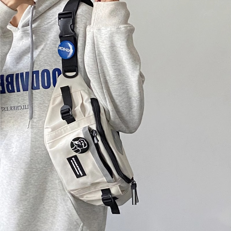 크로스바디 또는 한쪽 어깨로 착용 가능 - 오프화이트*N, 여러 개의 포켓, 매우 실용성 + 무료 배지