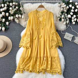 跨境韩系早春穿搭度假连衣裙女设计感镂空喇叭袖流苏宽松显瘦蕾丝