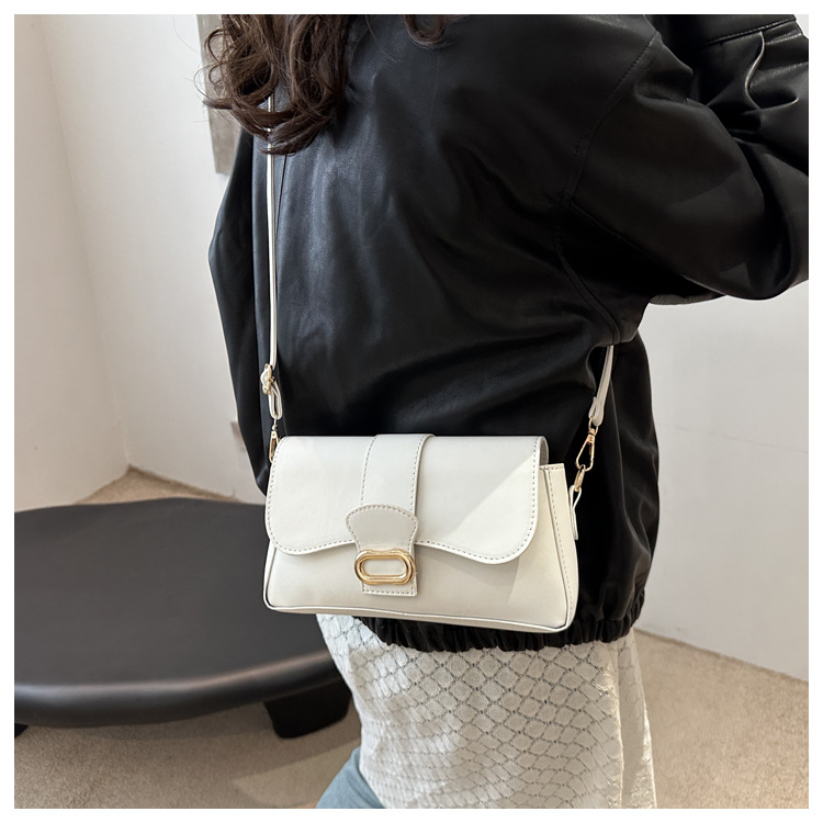 A casual and stylish small bag for women, a new 2024 fashion single-shoulder underarm bag, a retro and fashionable commuting crossbody small square bag undefined