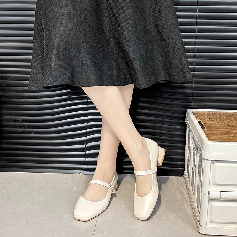 La primera capa de piel de vaca simple zapatos de moda para mujeres verano 2026 nuevo estilo simple de moda versátil tacones gruesos colgantes de perlas