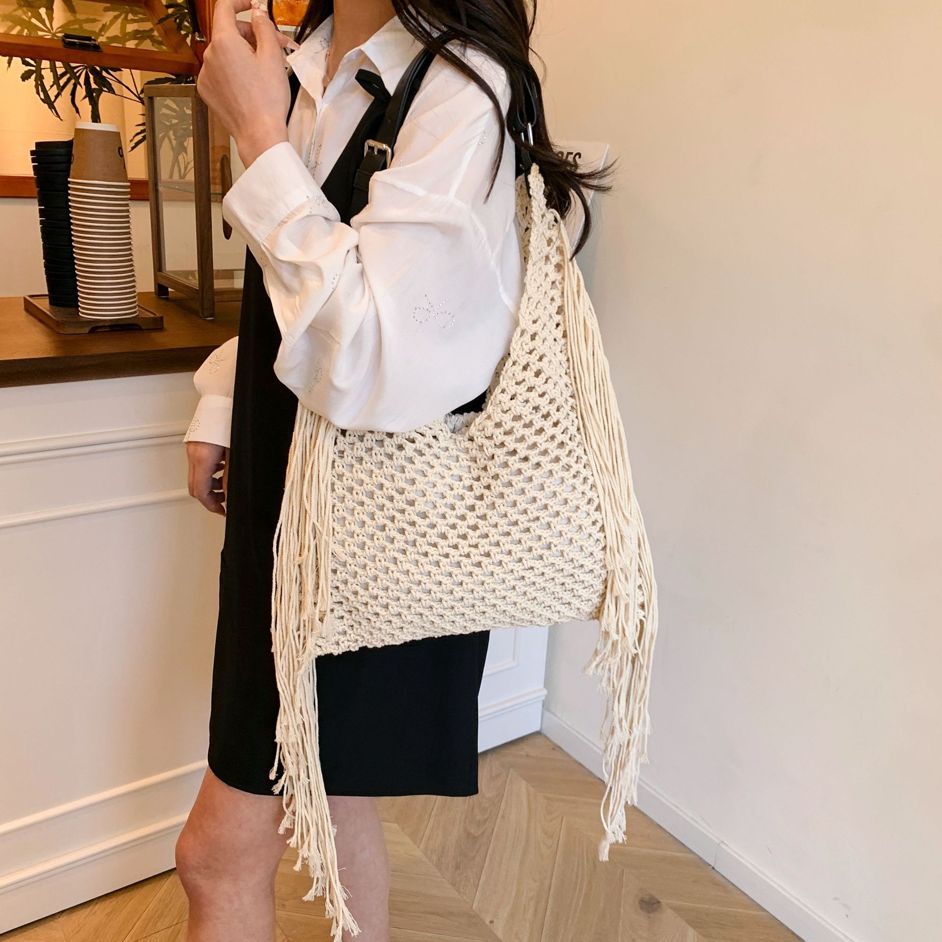 Bolso retro con borlas Bolso tejido a mano hueco femenino Bolso de playa Nuevo viajero Bolso Tote salvaje de un solo hombro para mujer
