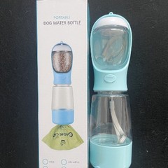 ペット用コップは犬の水を散歩します。