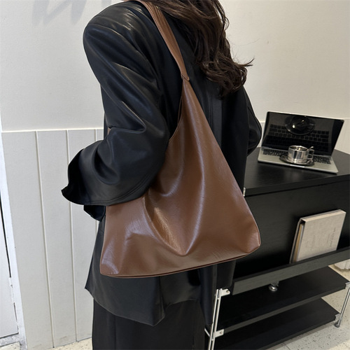 Foreign-style bags, commuter tote bags, women's new trendy solid color texture shoulder bags, this year's popular armpit bags