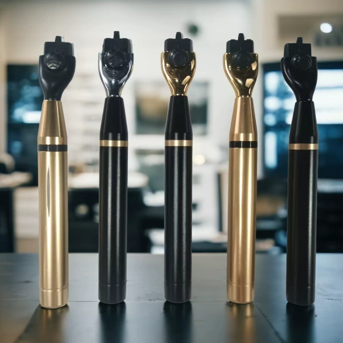 Трехслойная мужская бритва с немецкими лезвиями, портативный инструмент для бритья с металлической ручкой и трехслойным держателем для лезвий.