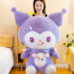 新型のクロミのぬいぐるみの人形の大きいサイズの人形は枕を抱いて枕に寄りかかってカバンを代行します。