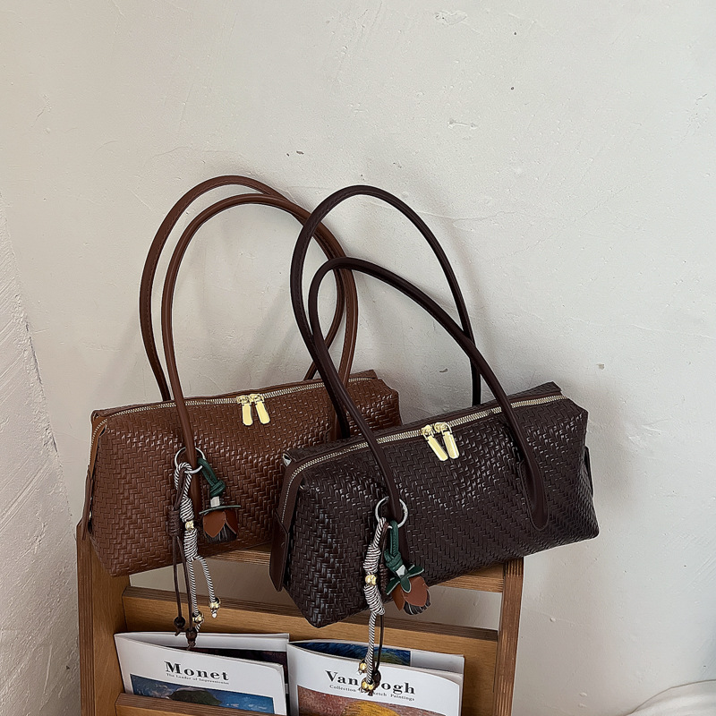 High-end light luxury woven baguette bag, 2026 new fashion trendy underarm bag, versatile shoulder bag for commuting